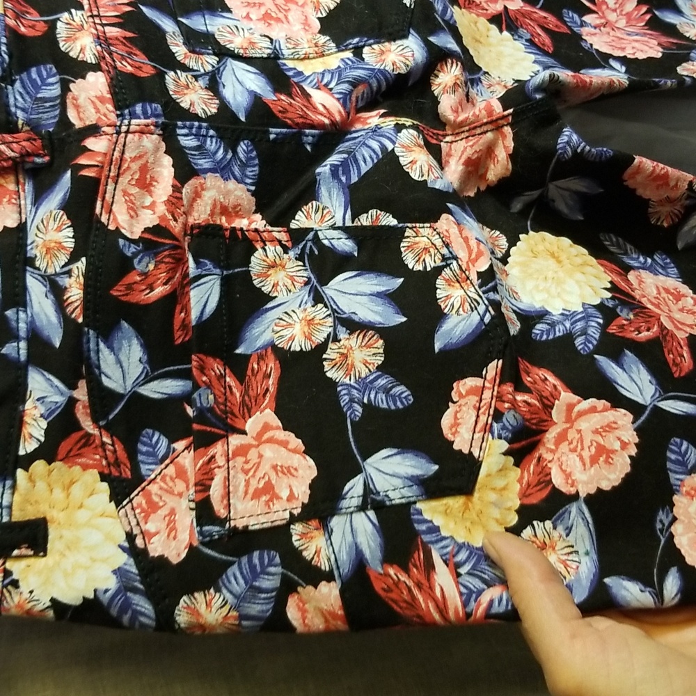 NWOT Summer Floral Print Capris - Picture 5 of 6